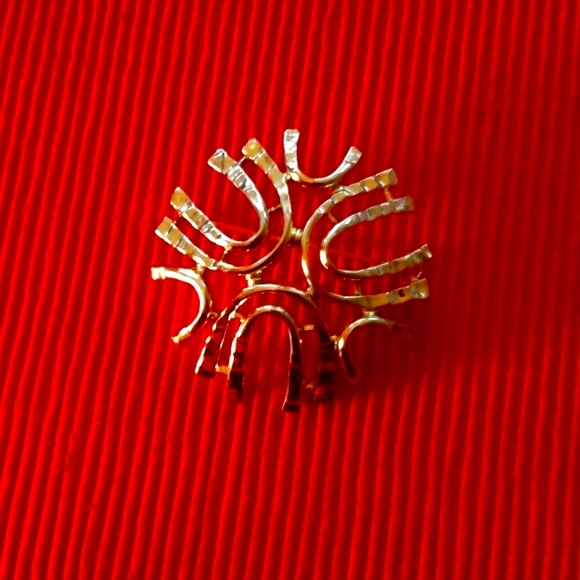 Sarah Coventry Jewelry - ♥️SARAH COVENTRY Goldtone Geometric Domed Brooch